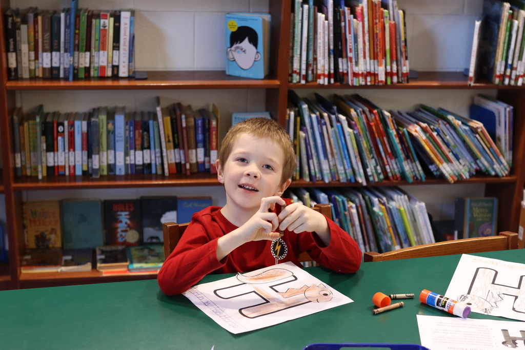 Kindergarten learning the letter H in the Library